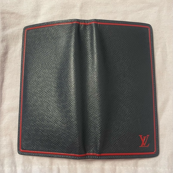 LOUIS VUITTON Brazza Wallet Tiaga Leather - Picture 3 of 16